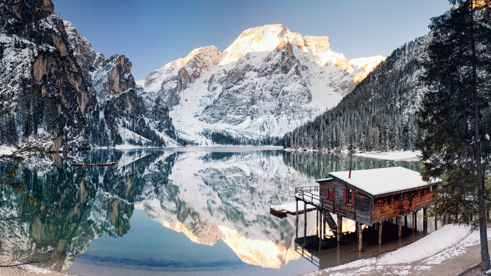 Lago,Di,Braies,,A,Stunning,Lake,In,The,Italian,Dolomites tour in pullman lago di braies