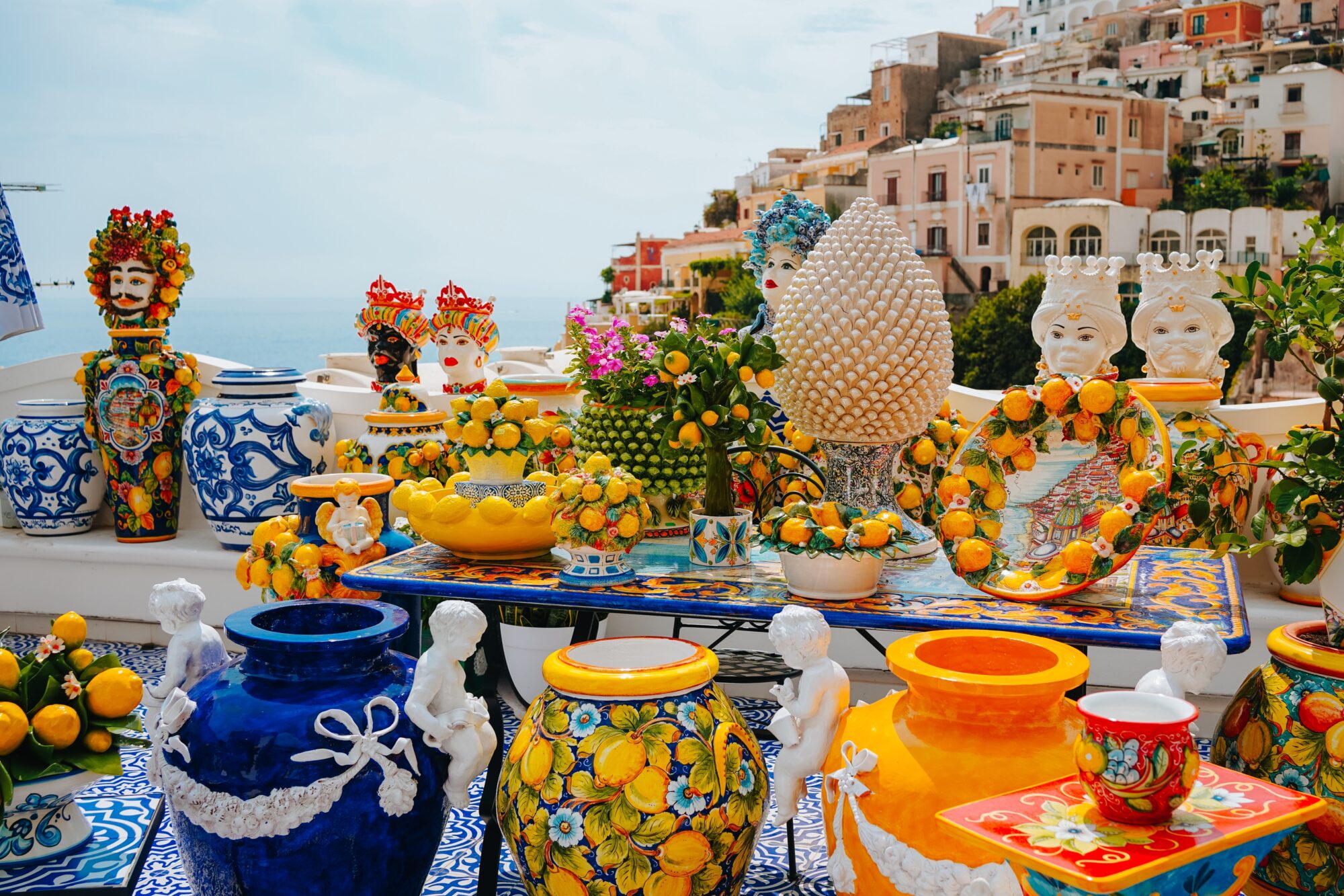 Colorful,Traditional,Italian,Ceramics,With,Lemon,Motifs,And,Decorative,Vases viaggi pullman organizzati