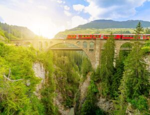 Trenino rosso sul ponte