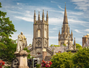 Statue,Of,Edward,Vii,With,Former,South,Church,With,Kirk
