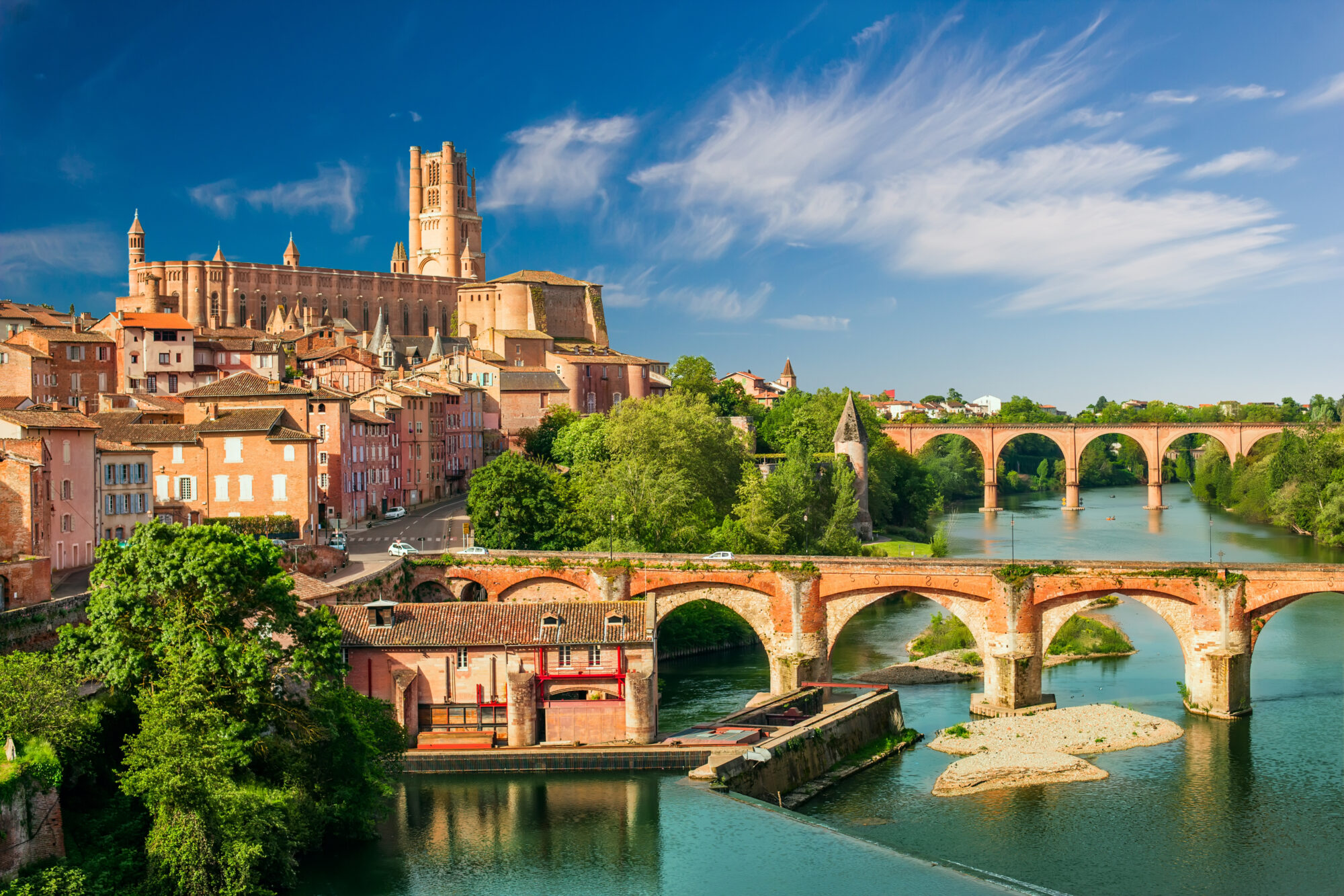 Vue principale sur la Cathédrale d'Albi et des vieux ponts en briques Vue principale sur la Cathédrale d'Albi et des vieux ponts en briques