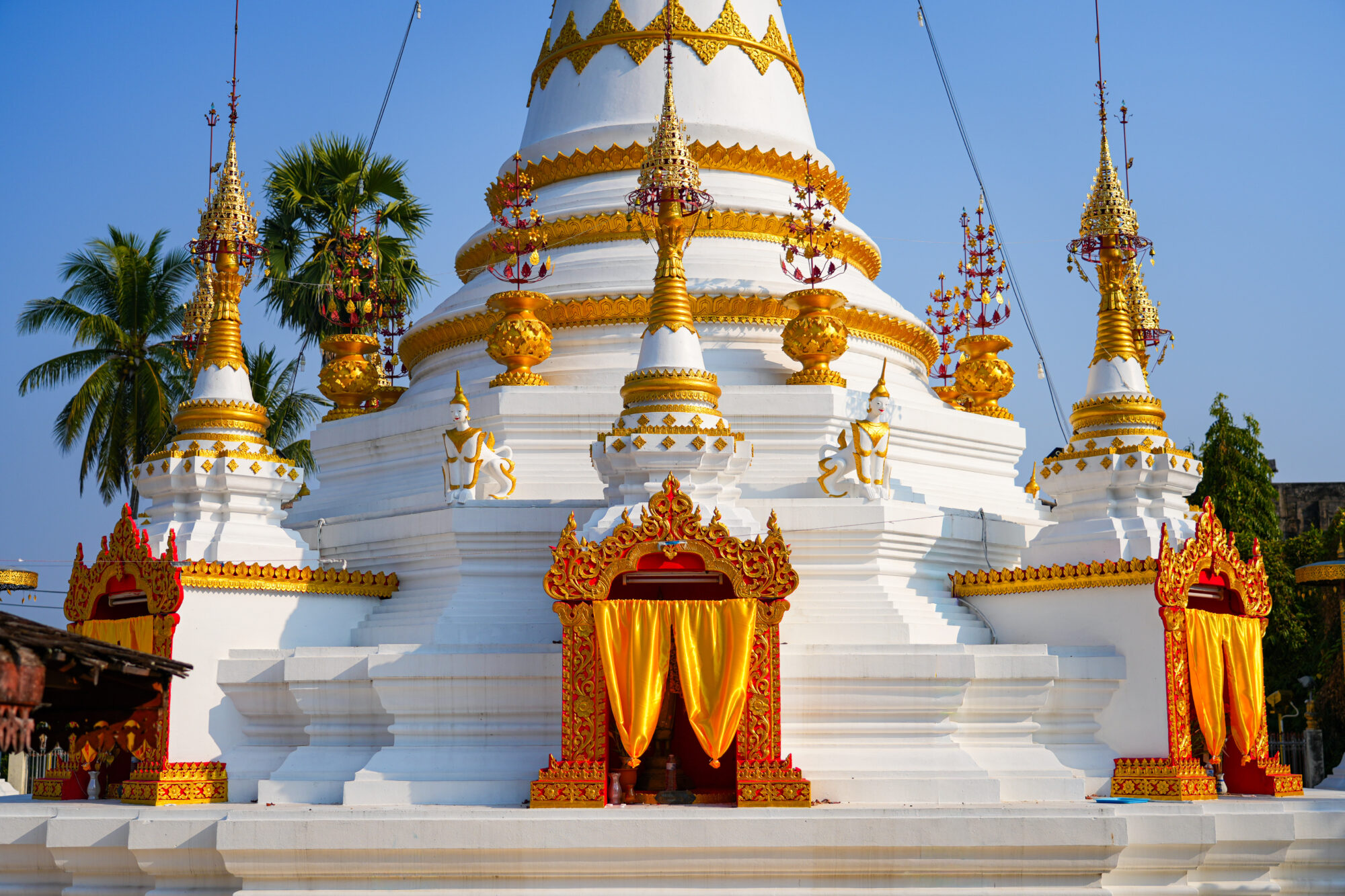 White chedi of Wat Hua Wiang in Mae Hong Son, Northern Thailand