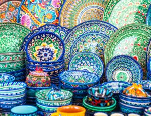 Multicolored,Ceramic,Dishes,With,Oriental,Ornaments,At,The,Siab,Bazaar Multicolored,Ceramic,Dishes,With,Oriental,Ornaments,At,The,Siab,Bazaar