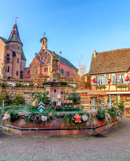 Old,Fountain,Decorated,For,Christmas,In,Eguisheim,,Alsace,,France tour Alsazia