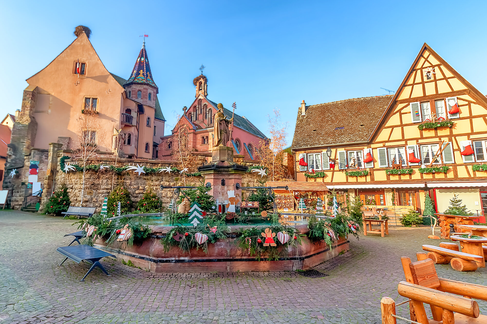 Old,Fountain,Decorated,For,Christmas,In,Eguisheim,,Alsace,,France tour Alsazia