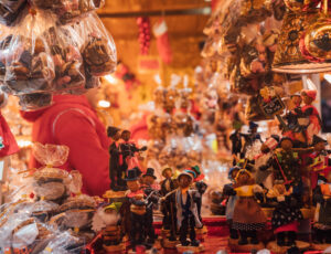 Cute,Christmas,Toys,And,Presents,And,The,Christmas,Market,In viaggi organizzati Germania