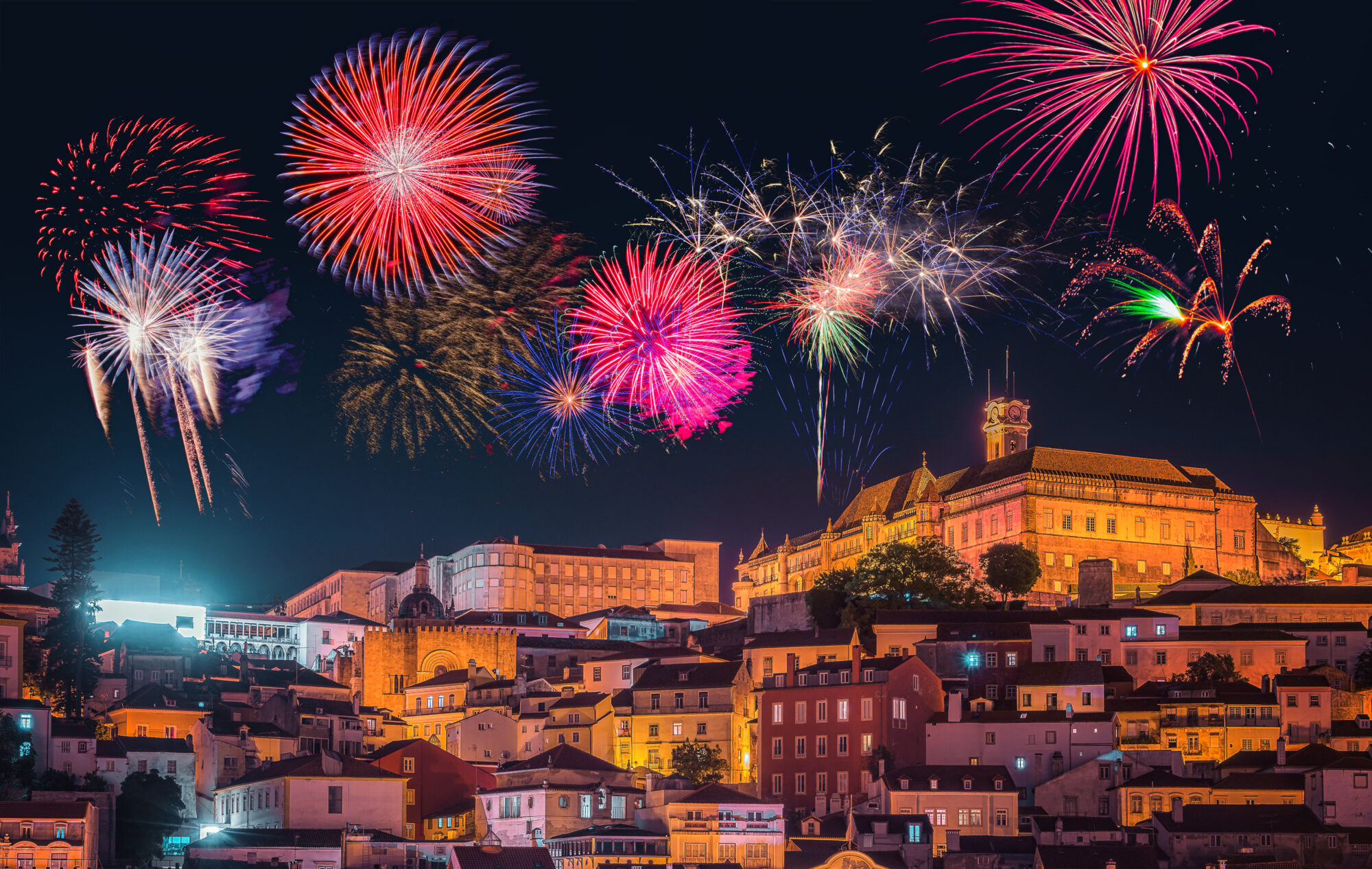 The,Town,Of,Coimbra(portugal),With,Fireworks viaggi organizzati Portogallo Capodanno