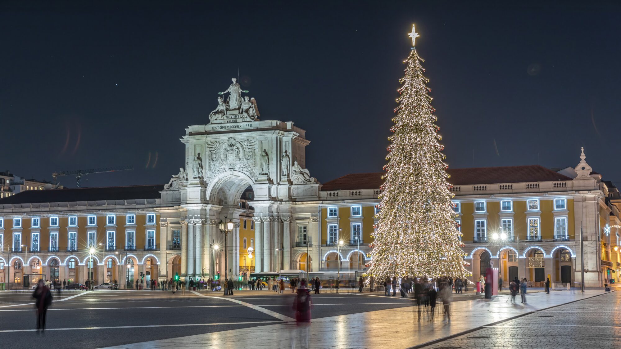 Commerce,Square,In,Lisbon,Illuminated,At,Christmas,Hyperlapse,,With,A viaggi organizzati Portogallo Capodanno
