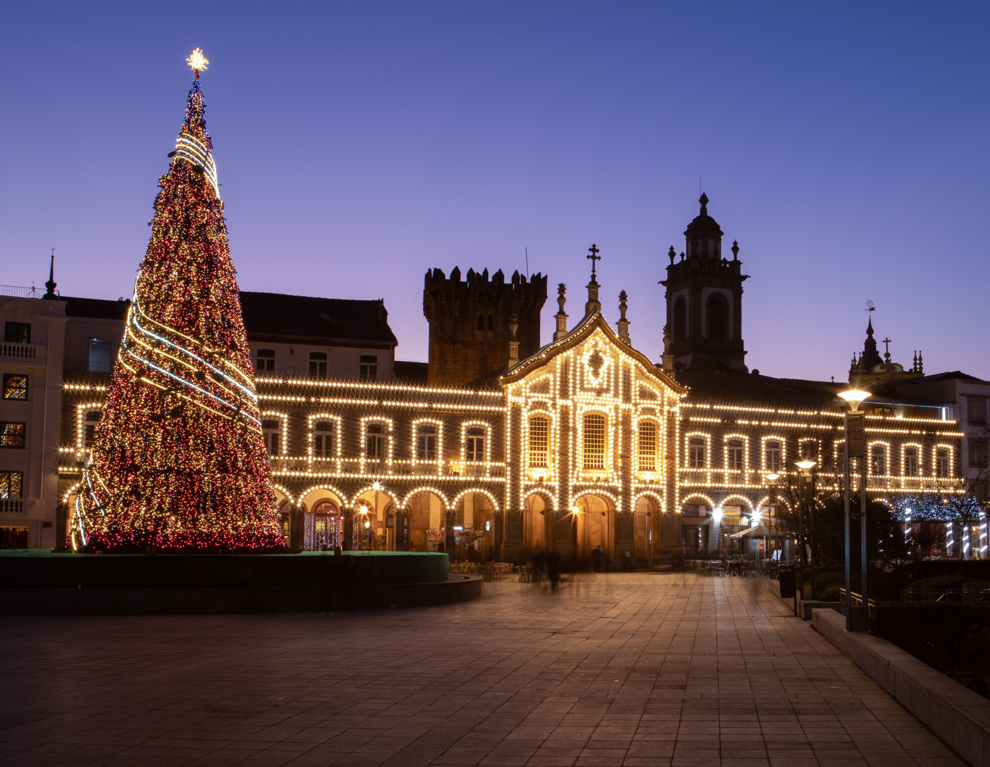 Portuguese,Christmas,Lights,Decoration,With,An,Enormous,Tree,In,Braga tour organizzati Porto