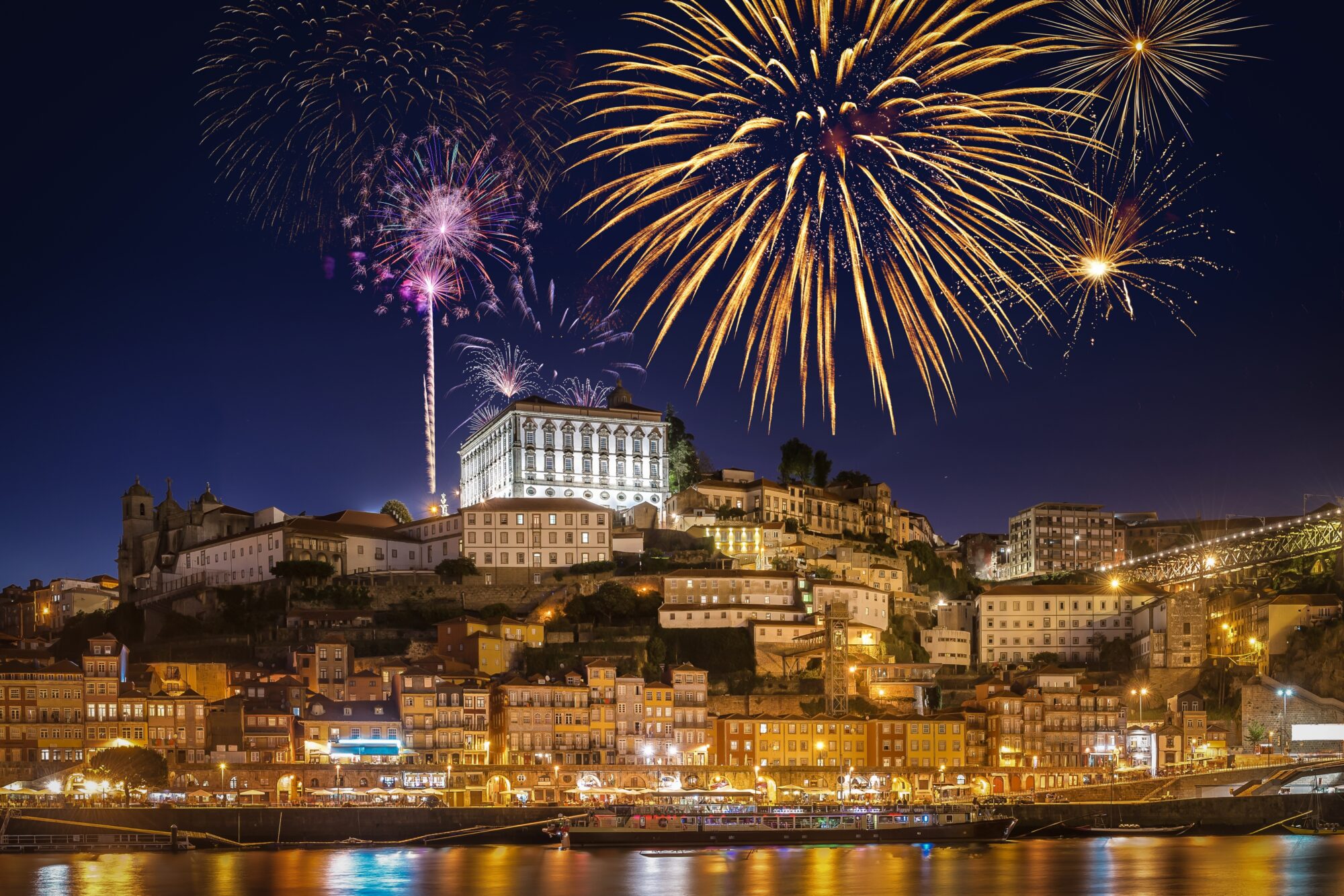 The,Town,Of,Porto,(oporto,,Portugal),With,Fireworks tour organizzati Porto