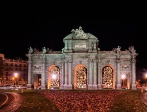 Puerta,De,Alcala,Monument,In,Madrid,,Decorated,With,Christmas,Lights tour capodanno Madrid