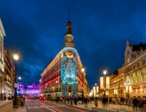 Cross,Street,Of,Sevilla,Street,And,Alcala,Street,With,The tour capodanno Madrid