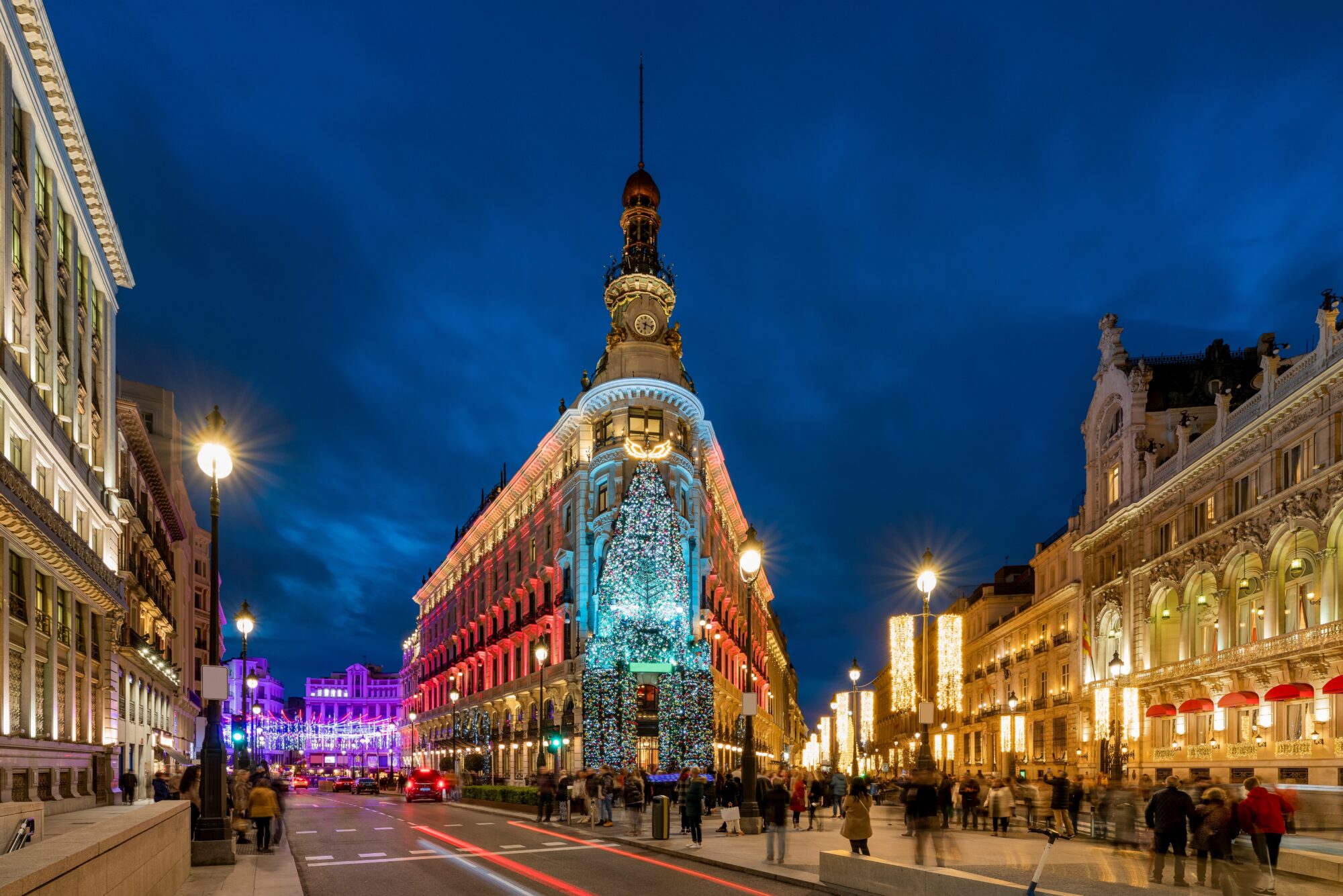 Cross,Street,Of,Sevilla,Street,And,Alcala,Street,With,The tour capodanno Madrid