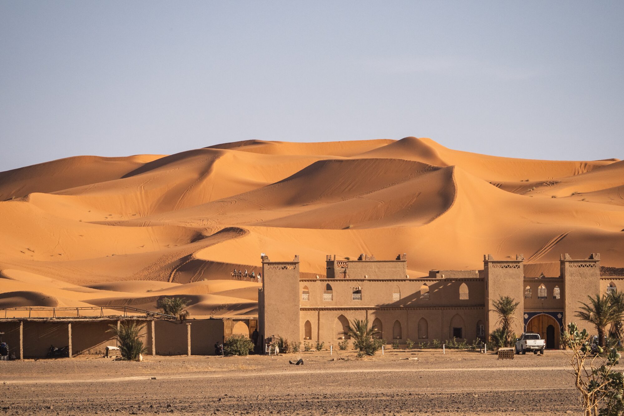 Building,In,Front,Of,The,Dunes,Of,Merzouga,Desert,,Morocco viaggi organizzati Marocco