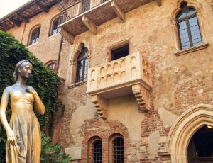 Bronze,Statue,Of,Juliet,And,Balcony,By,Juliet,House,,Verona, tour in pullman verona