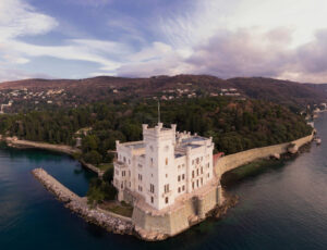 Miramare,Castle,In,The,Morning viaggi organizzati in pullman miramare