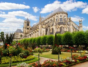 Cathedral,In,Bourges,,Beautiful,Garden,,France tour organizzati in pullman normandia