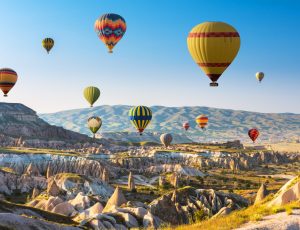 Hot air balloons flying over Cappadocia, Turkey viaggi pullman organizzati