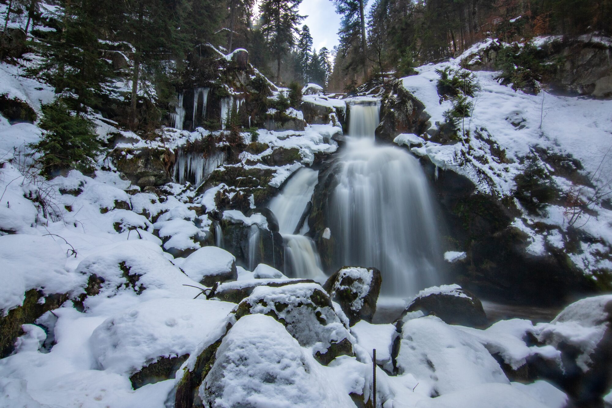 A,Very,Special,Attraction,Are,Waterfalls,In,Snow,And,Ice. viaggi culturali