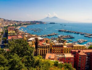 Panoramic,View,Over,Naples,And,Harbour,With,Mount,Vesuvius,In tour organizzati in pullman