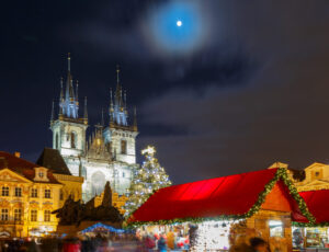 Old,Town,Square,With,Christmas,Market,,Tree,And,Fairy,Tale tour 4 capitali