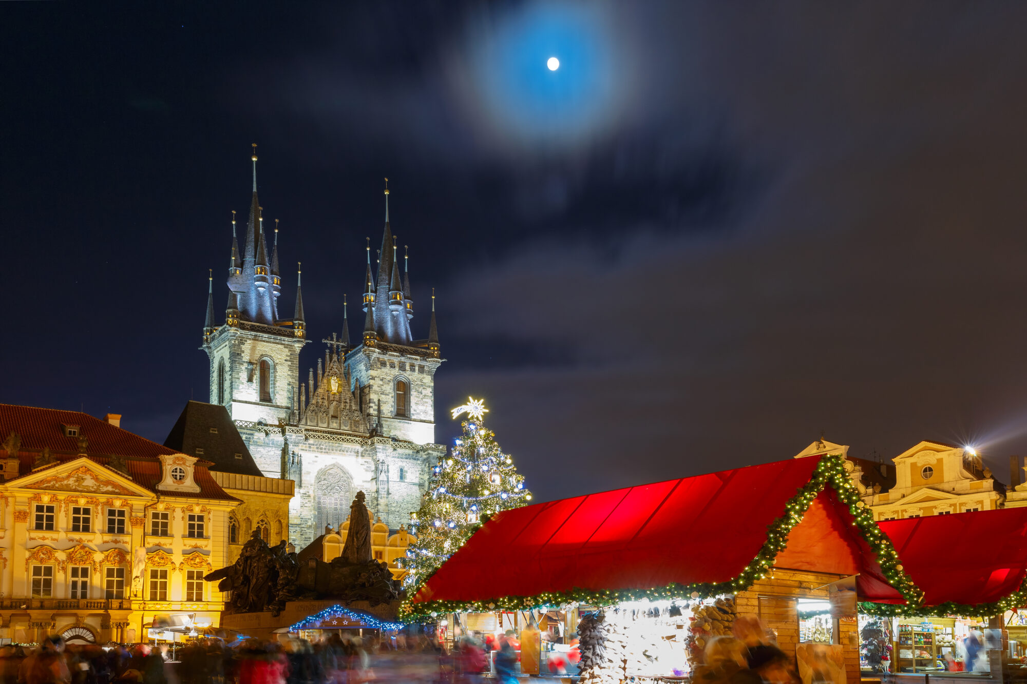Old,Town,Square,With,Christmas,Market,,Tree,And,Fairy,Tale tour 4 capitali