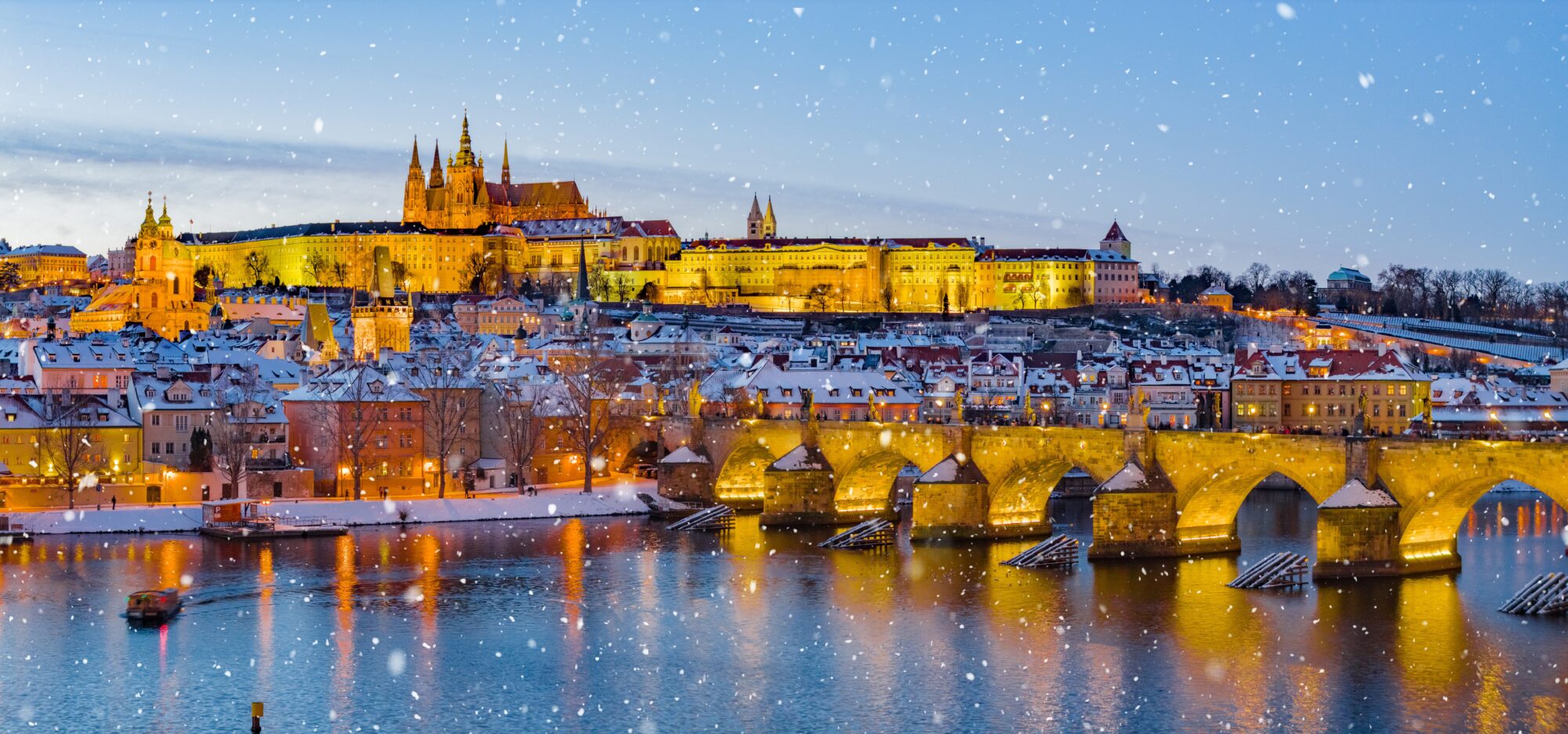 High,Resolution,Panorama,Picture,Of,Winter,Snowy,Prague,Old,Town tour 4 capitali