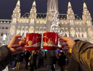 View,Of,Two,Red,Festive,Cups,With,Mulled,Wine,In tour 4 capitali