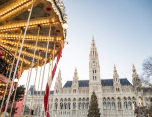 Illuminated,Vintage,Carousel,In,Front,Of,The,Vienna,City,Hall tour 4 capitali