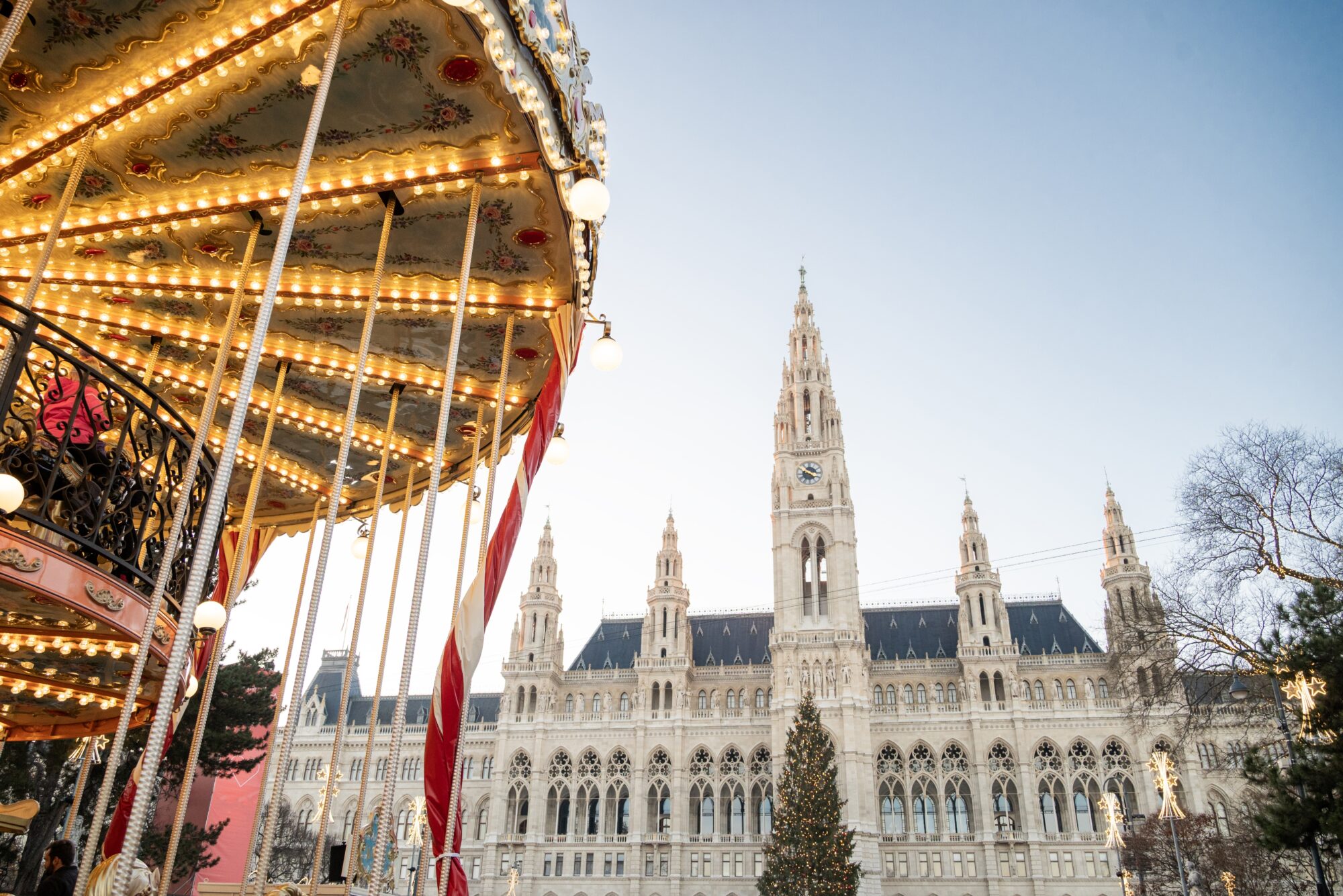 Illuminated,Vintage,Carousel,In,Front,Of,The,Vienna,City,Hall tour 4 capitali