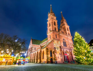 Basel,,Switzerland.,Christmas,Fairytale,Market,At,Munsterplatz,And,Munster,Cathedral, viaggi in bus organizzati