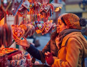 mercatini con persone shutterstock_745087123 tour in pullman mercatini di natale