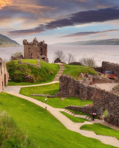 Scotland,-,Sunset,Over,Urquhart,Castle,,Loch,Ness,-,Uk viaggi culturali organizzati