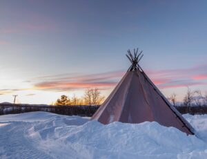 Isolated,Sami,Tent,In,The,Snow,During,Sunrise,,Abisko,,Kiruna viaggi culturali tour in lapponia