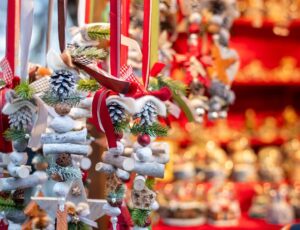 Christmas,Decorations,At,The,Christmas,Market,,Bolzano,,Italy viaggi pullman organizzati
