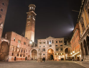 Verona,-,Piazza,Dei,Signori,And,Lamberti,Tower,At,Night tour organizzati in austria