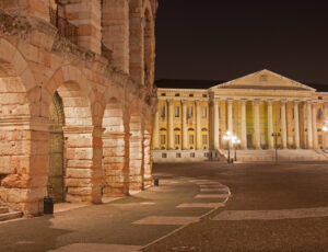Verona,-,Arena,And,Comune,Di,Verona,Building,At,Night tour organizzati in austria