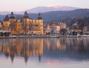Morning,View,To,Velden,Town,On,The,Lake,And,Schloss tour organizzati in austria