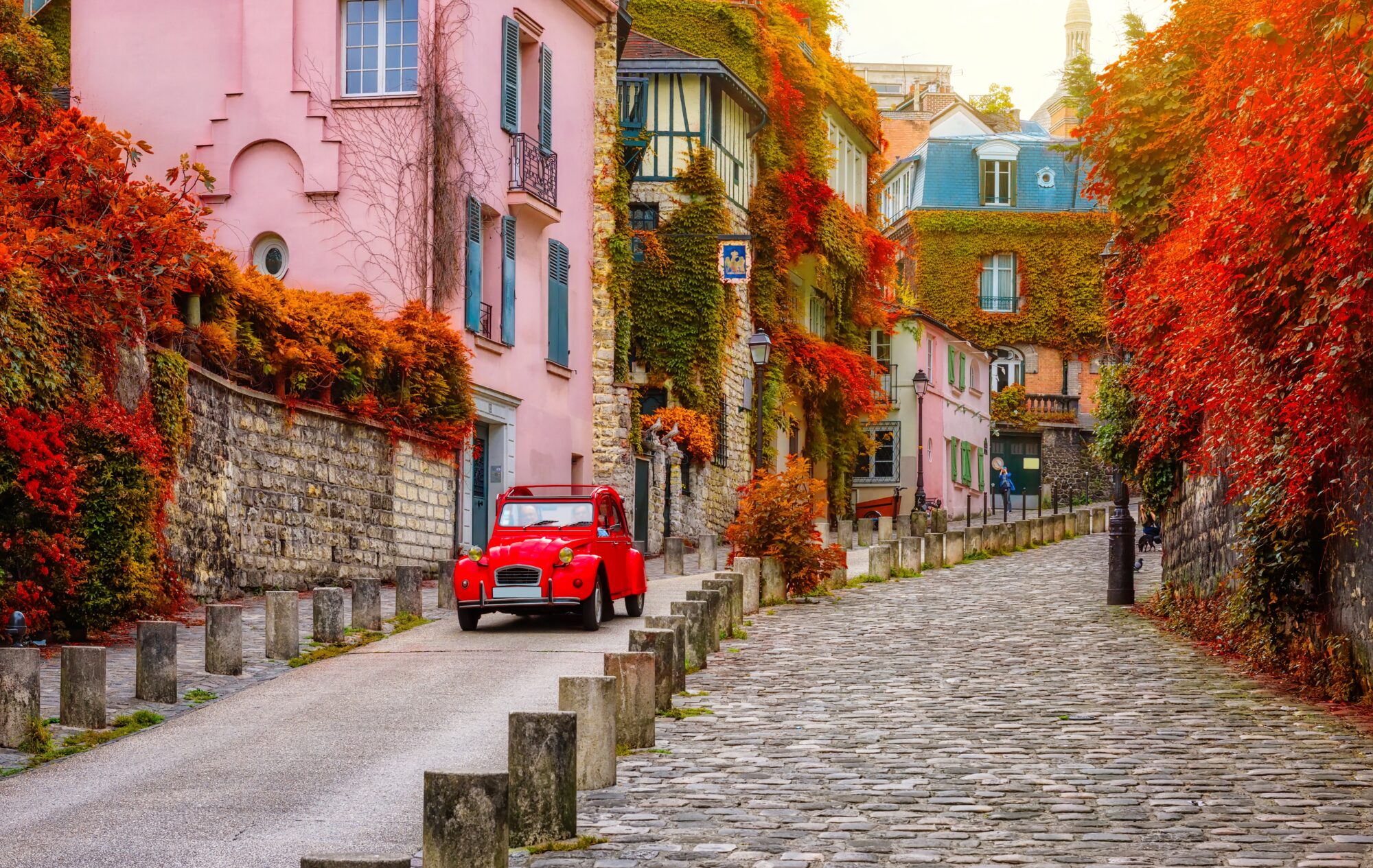 Cozy,Street,In,Quarter,Montmartre,In,Paris,,France.,Architecture,And viaggi organizzati in pullman
