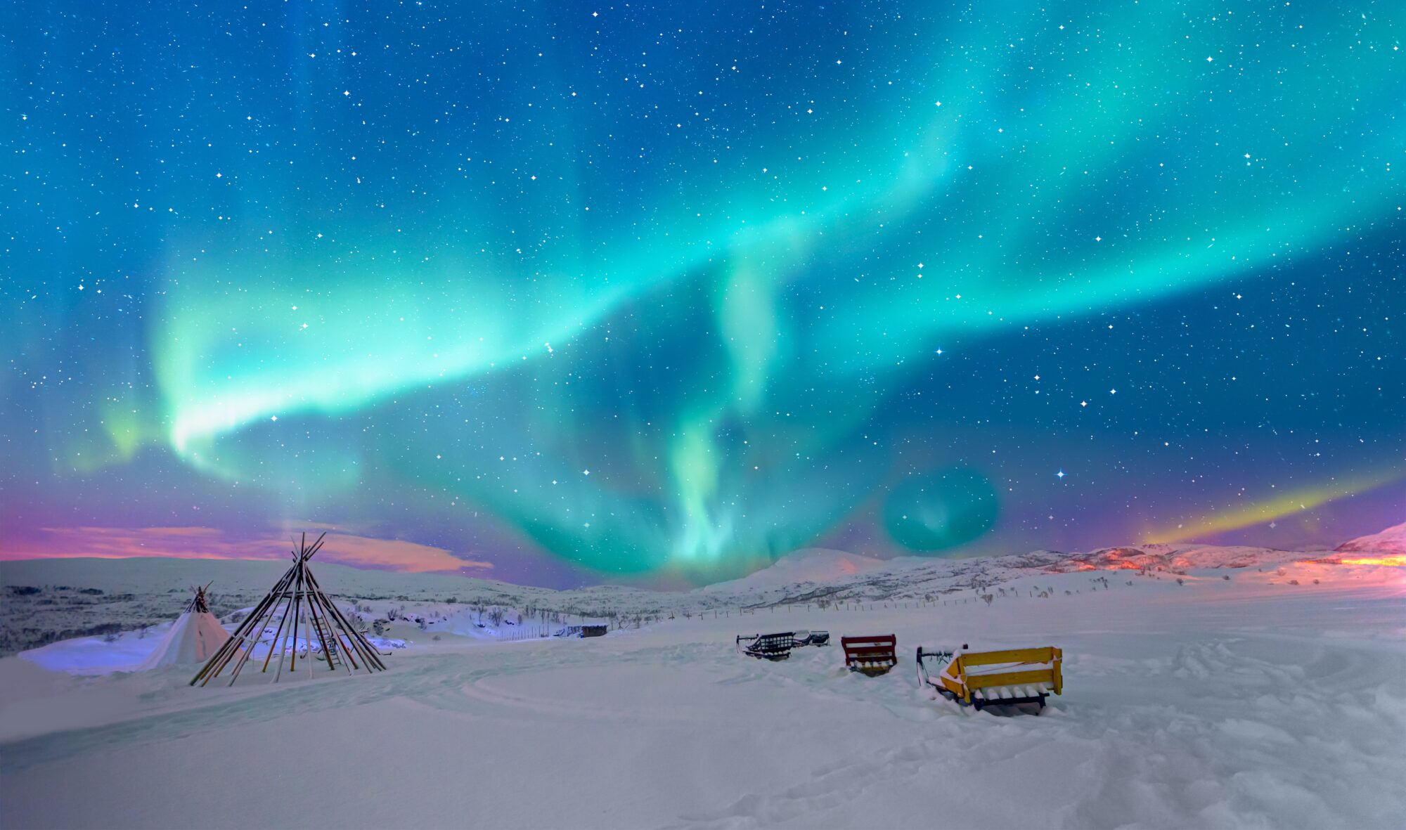 Aurora,Borealis,(northern,Lights),In,The,Sky,And,Many,Wooden viaggi culturali organizzati